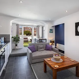 02 Holmfield Apartment
